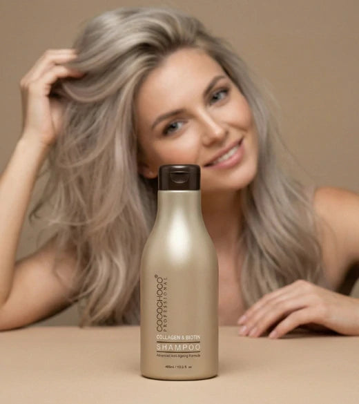 Mujer con pelo gris sosteniendo una botella de champú sobre un fondo beige