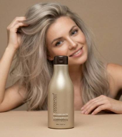 Mujer con pelo gris sosteniendo una botella de champú sobre un fondo beige